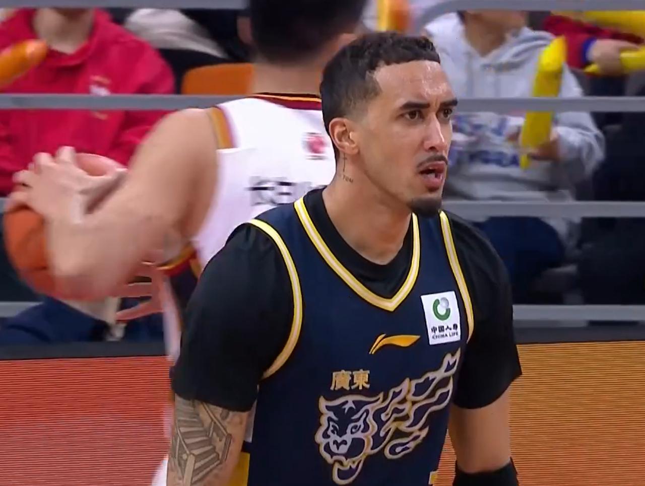 不是奎因，也不是张皓嘉！广东队输给上海，有1个人要负主要责任昨晚，广东队坐镇主