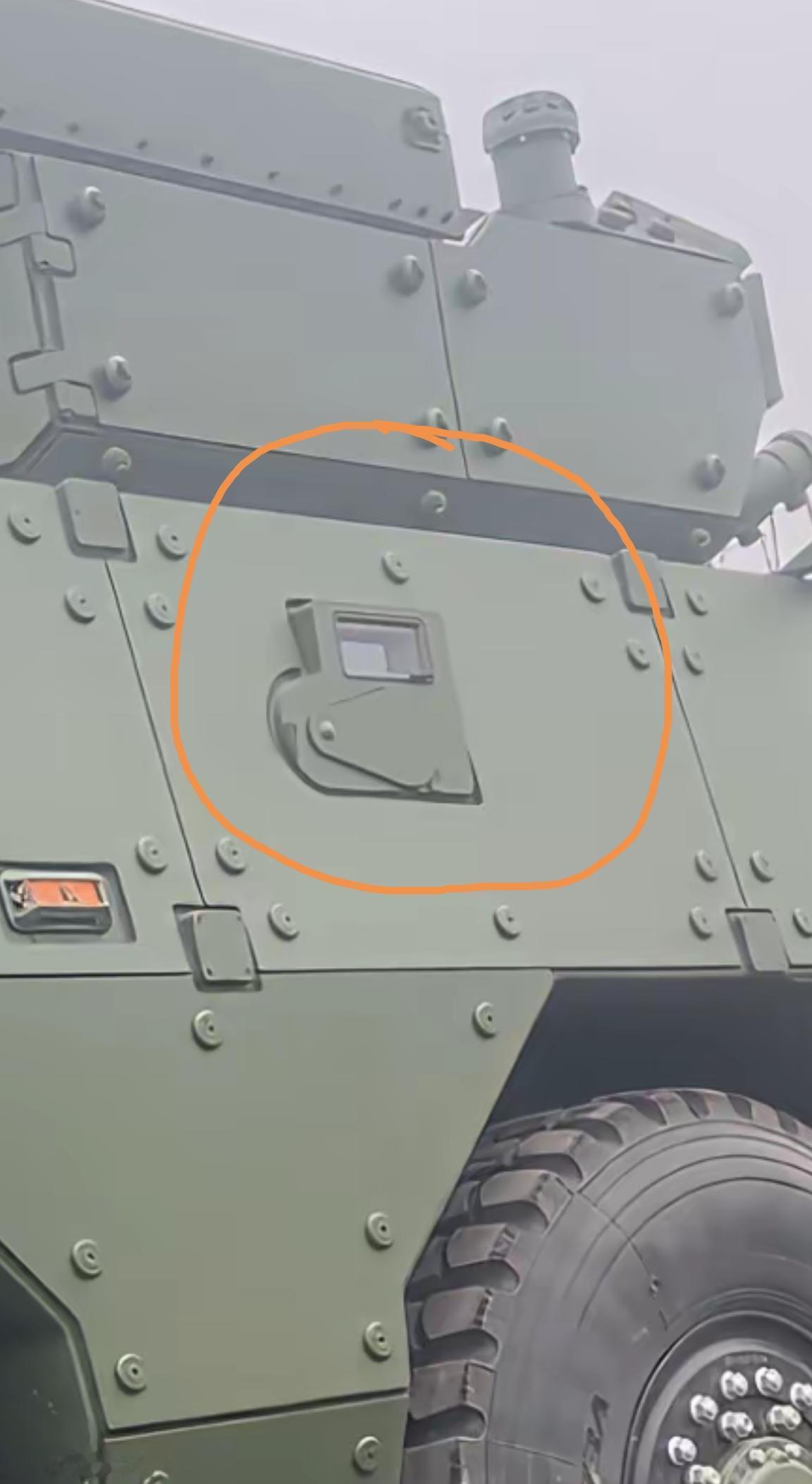 左边这张照片是解放军新一代大八轮步战车的疑似乘员舱一体化侧观射窗。与旧型号相比（