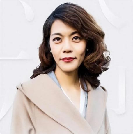 复旦大学陈果教授说：“没有任何一个女人会在自己喜欢的男人面前表现的很强势，而强势
