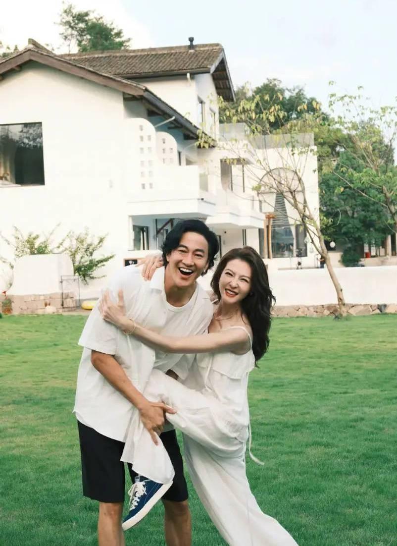何润东林姵希结婚9年晒照：同款白T笑成一团，这甜藏都藏不住！何润东跟林姵希晒