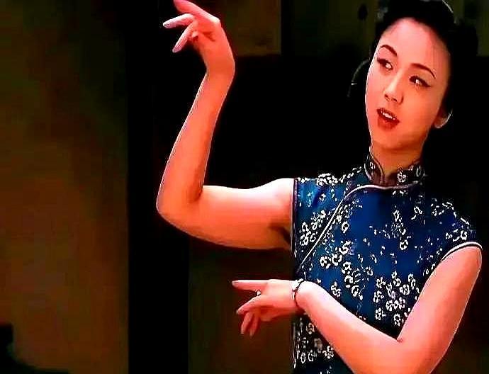 影帝把尊严脱在地板上，像件旧西装。镜头第13次推近，梁朝伟的睫毛砸下汗珠，每秒