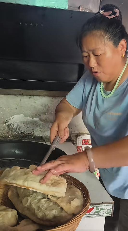 山东人饭量大，碗大盘大，做的饼大馒头大，大衣哥做的菜饼也超大，南方人一看，估计不