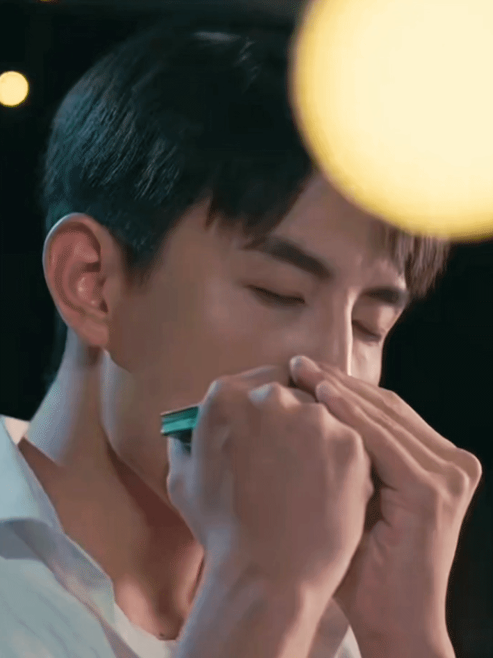 刘萧旭吹口琴又在一本正经搞笑了口琴一拿出来，气氛瞬间从紧张变成轻松，刘萧旭用音