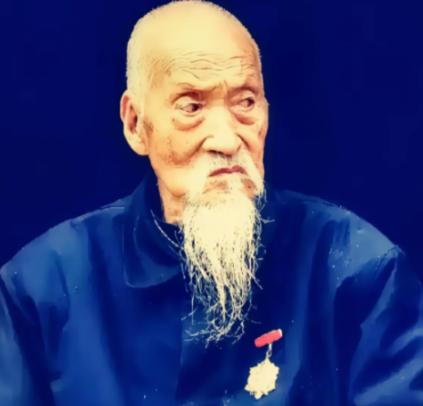 ☁太行山绝壁上，一个人，被十四个日军围死。枪口对准后脑勺的那一刻，司凤梧没