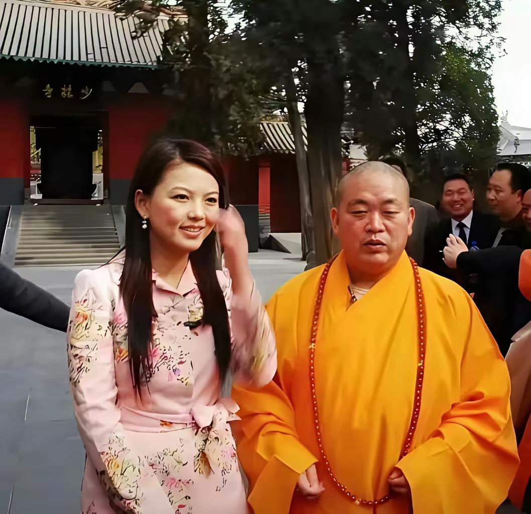 李湘做梦也没想到，随着释永信塌房，她多年前采访释永信的照片也被人扒出来。20