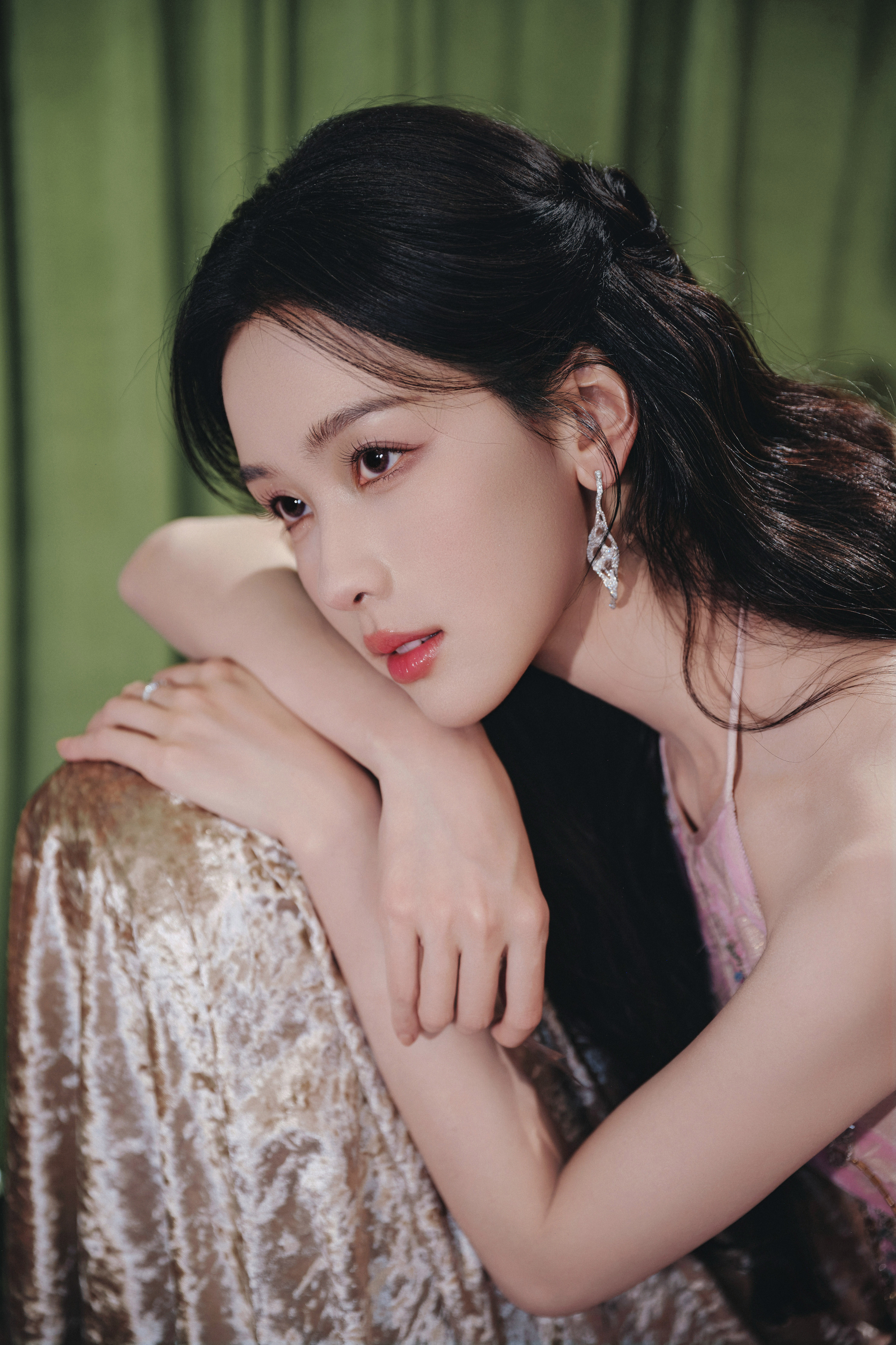 陈都灵把花束装进花瓶，身披一袭春光🌸今夜，百花从中见2026百花迎春化妆：