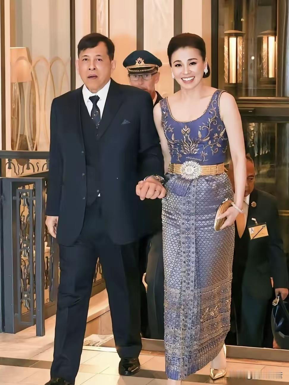 不得不感慨，优雅和气质真的从来不分年龄，苏提达真的把王室端庄美感拿捏到极致了。