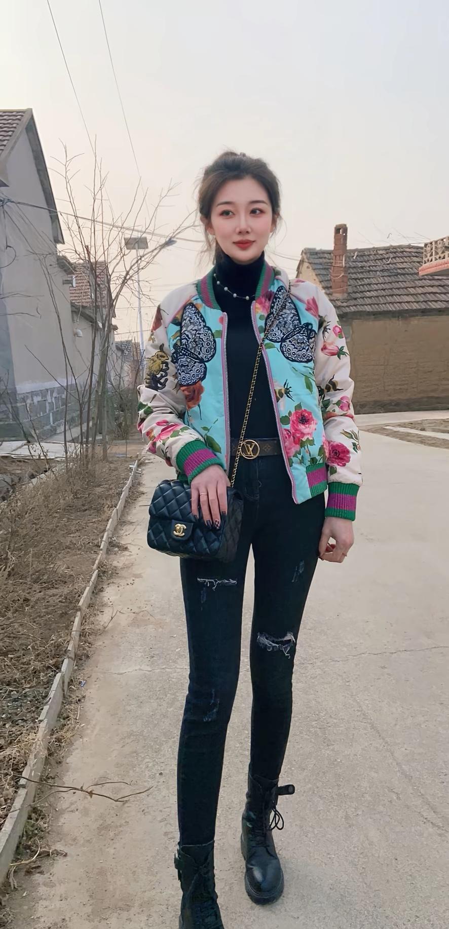 花间春意浓，笑语逐风轻。