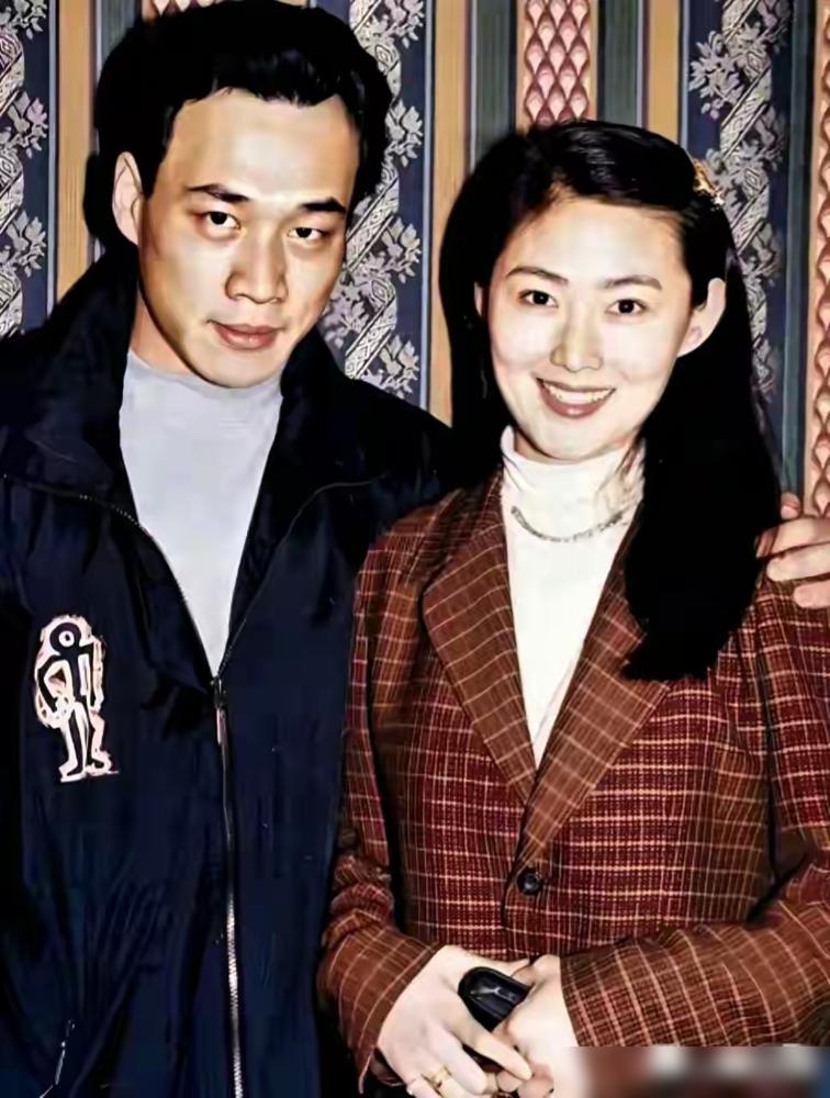 别光看合照了，当年拍完水浒传，丁海峰扭头就跟他老婆摊牌：我爱上王思懿了。他老