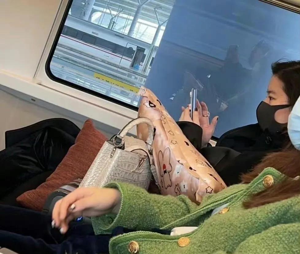 经济下行这么厉害吗？超级大明星居然也坐高铁经济舱，一坐就是七个多小时，她可