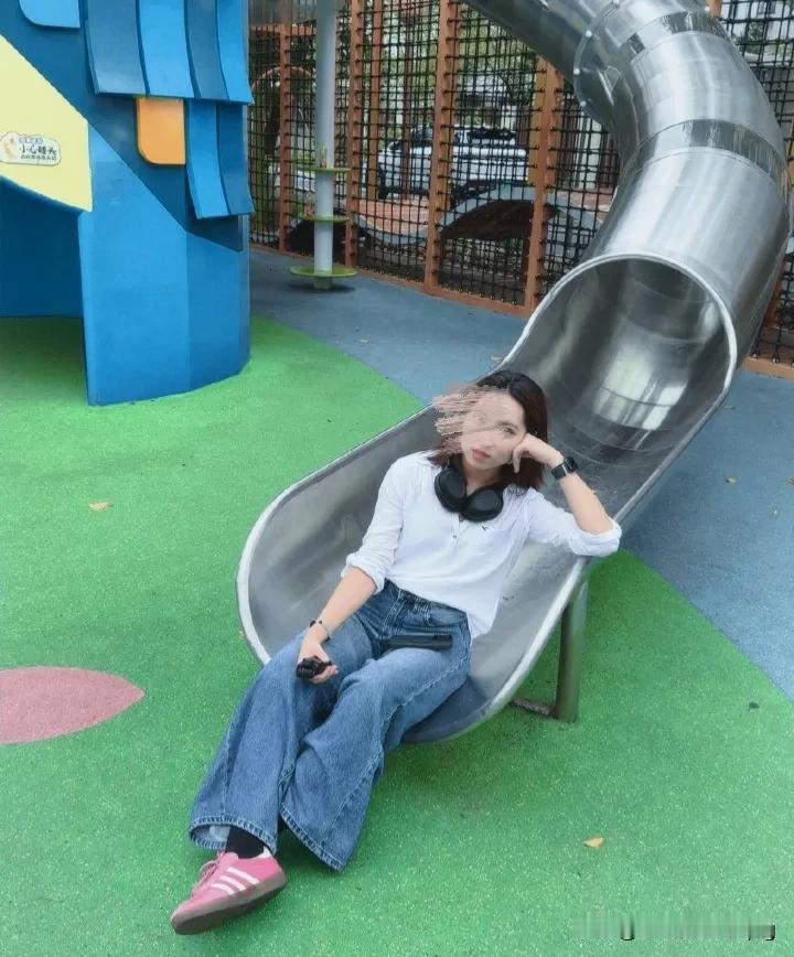一个幼儿园的美女老师居然这么给家长开会。“生育制度这本书说的很清楚，生育是