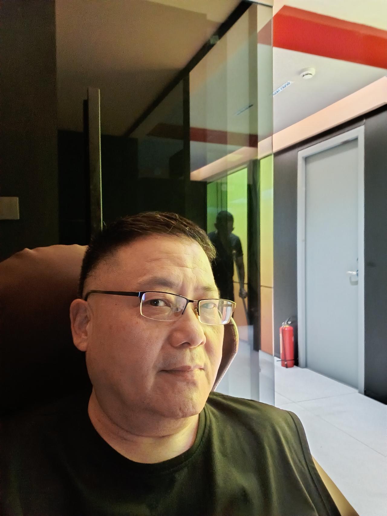 我楼下一个棋牌室，最近老板又花了“血本”，花重金对电竞馆又装修了一下。环境特