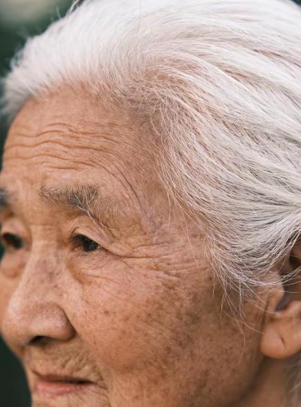 隔壁大妈真狠啊。先把外面当包工头的儿子骗回家。接着让儿子的两个大舅哥出手。结果直