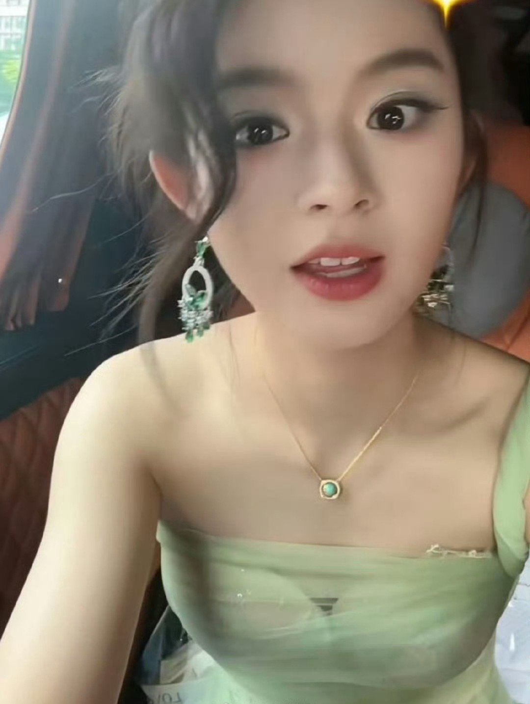 黄杨钿甜戴230万的耳环就被审判，何超莲戴千万项链就会被称赞，是哪里出了问题？？