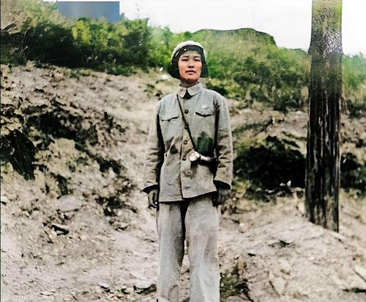 这是她唯一的一张战地留影，穿着厚重军装，袖口染着油墨，麻花辫搭在肩头，眼神却冷静