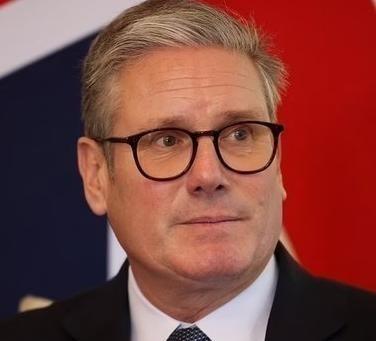 英国首相一句话，直接扔向了全世界。他说，中国，是世界三大强国之一。这话不是私下说