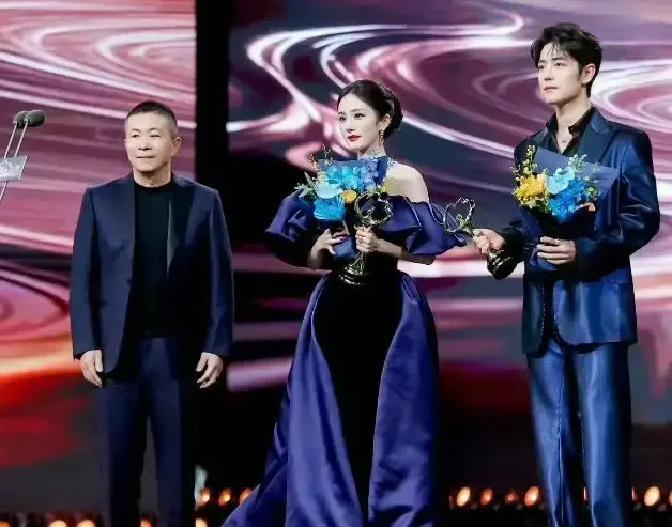 肖战昨晚在2024大眼仔之夜后台被曹毅点名，他刚领完年度男演员奖，下台就被这位品