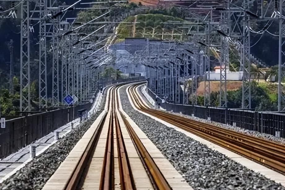 越南南北高铁1541公里要花670亿美元，政府铁了心2026年内开工，现在急着把