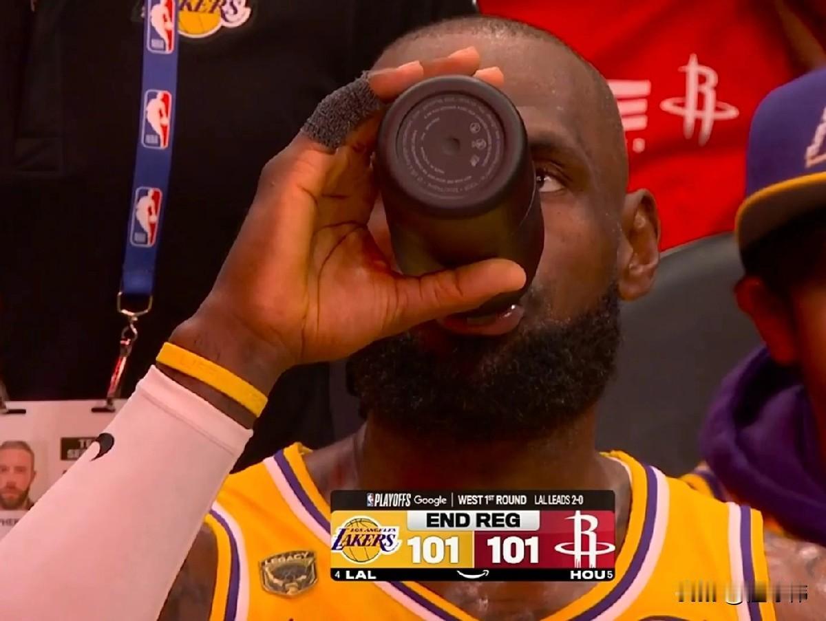 这话听着真扎心。史密斯赛后说，勒布朗最后那个三分球是致命打击。但他没说的是，真