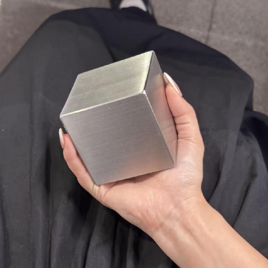 女生生日收到4.5斤不锈钢方块，看完网友笑疯了！刷到一个超好笑的生日趣事，真的越