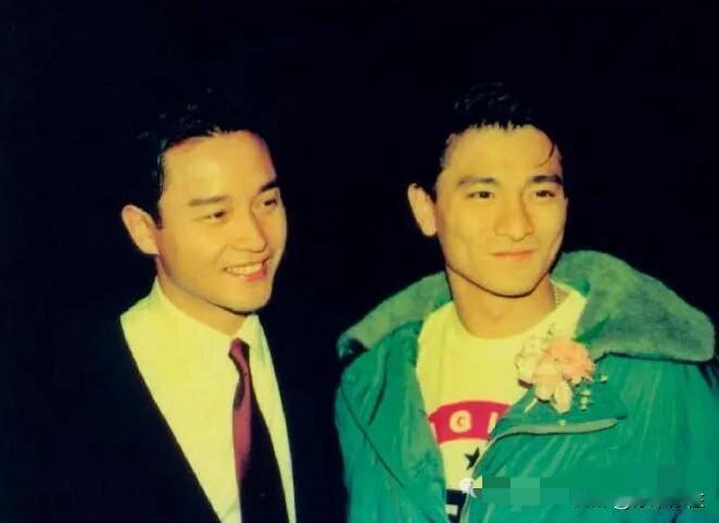 老照片欣赏：这张照片摄于1990年12月14日，在《阿飞正传》首映礼上，张国荣和