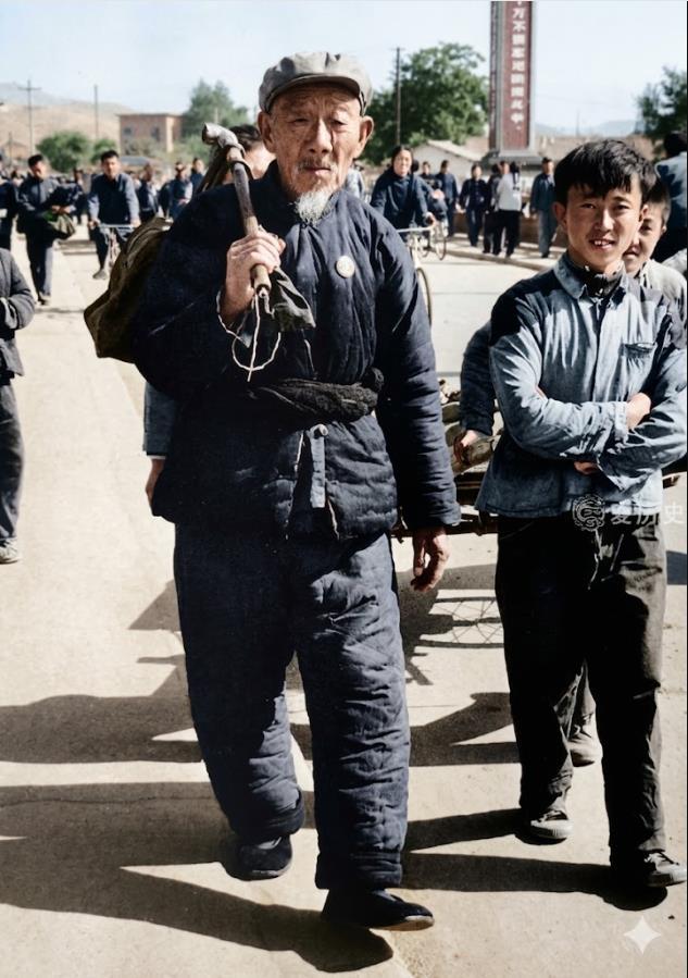 1971年，陕西延安，一位白发白须的陕北老农走在街头，头戴旧帽，一身厚实的粗布棉