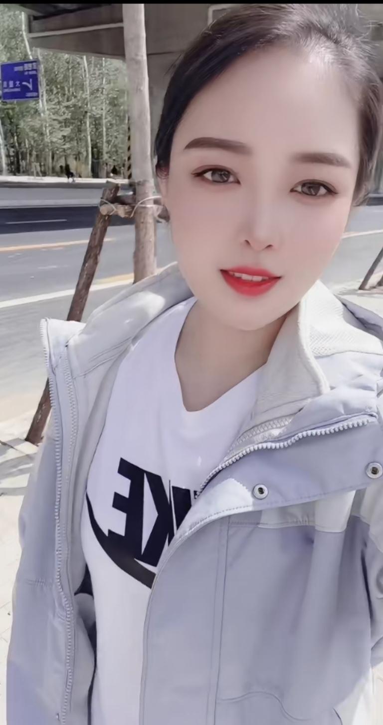 对生活充满热情，有自己的兴趣爱好，无论是绘画、音乐还是运动，都能投入其中并且乐在
