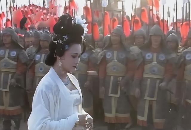 公元756年，杨贵妃被赐死自缢，被人简单用草席包裹后，随意掩埋在路边，第二年唐玄