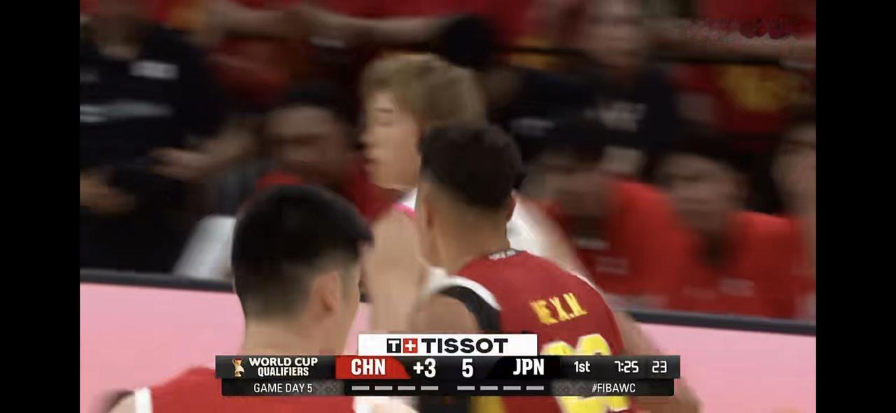 中国男篮被日本男篮一个人压制着目前上半场结束，中国男篮落后10分，40:50