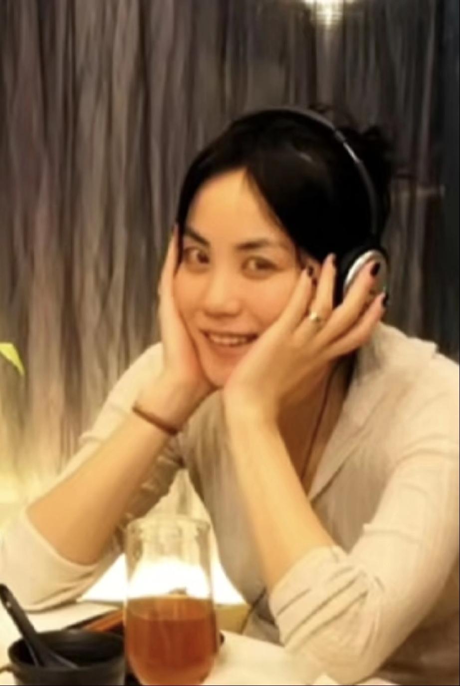 王菲说，越不精心的装扮越适合我。很少见她做花里胡哨的美甲，就算单色系的指甲油她