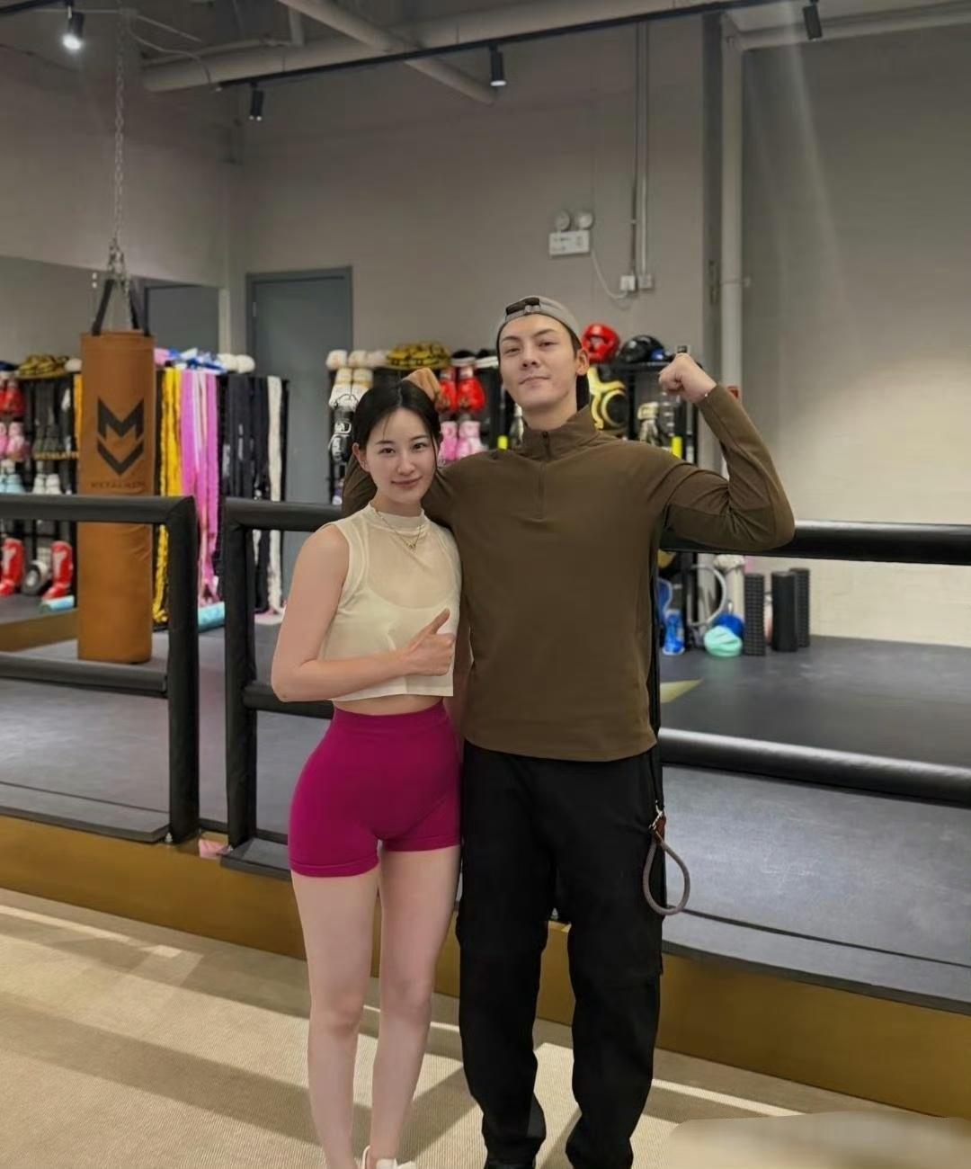 你小子回去铁定要跪搓衣板，旁边的妹纸也是真漂亮，不仅长得俊俏，身材好，还这么爱锻