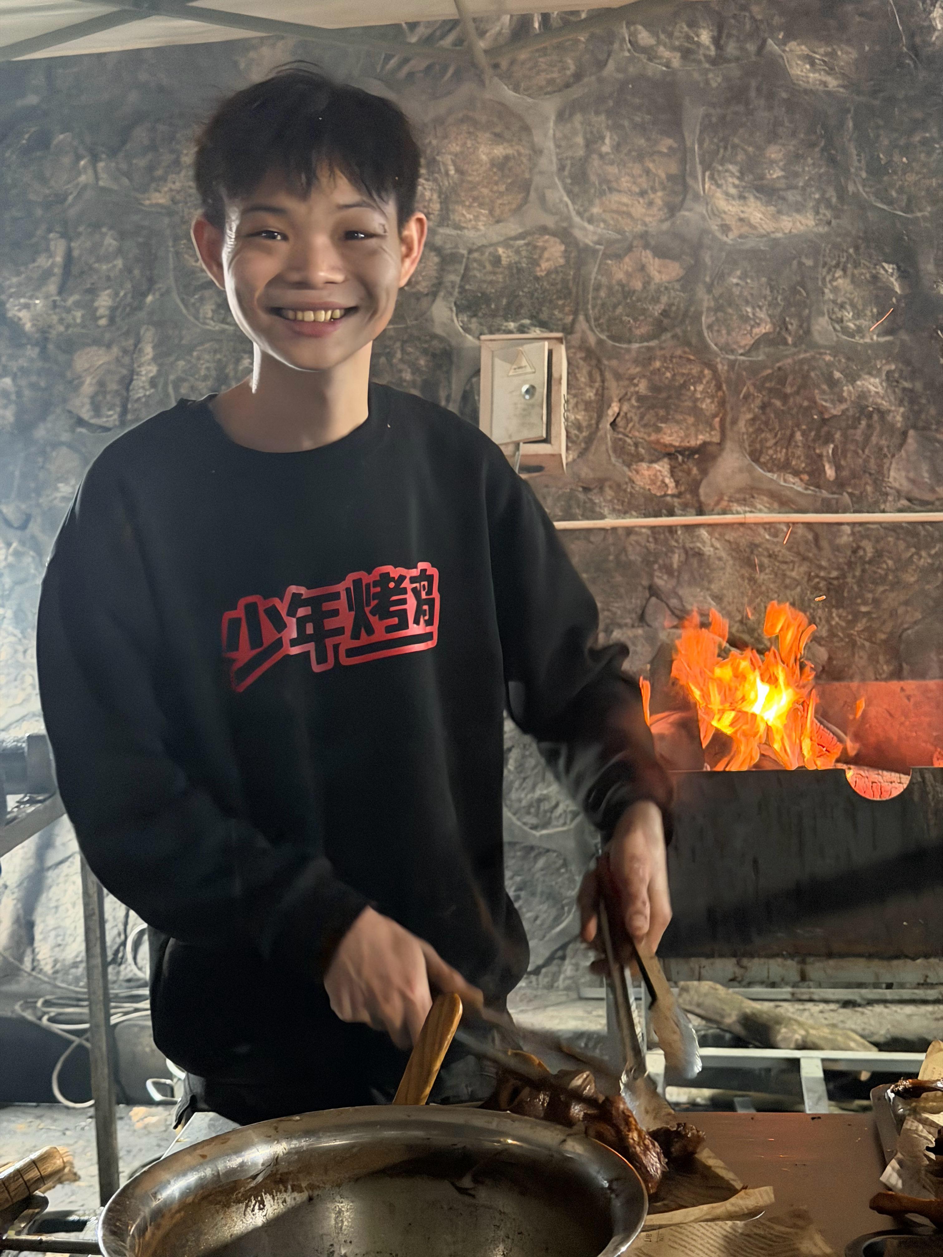 要说最近深圳最火的美食，就是少年烤鸡，深圳美食排行第一名，我准备拍个视频，拿天才