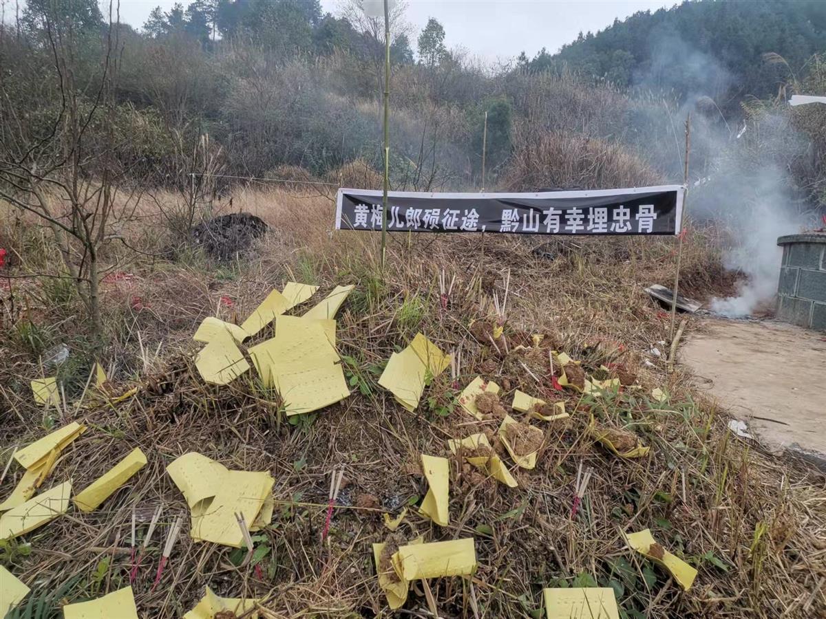 2022年3月13日，贵州凯里的雷女士在给母亲的墓地扫墓时，发现旁边有一个长满荒