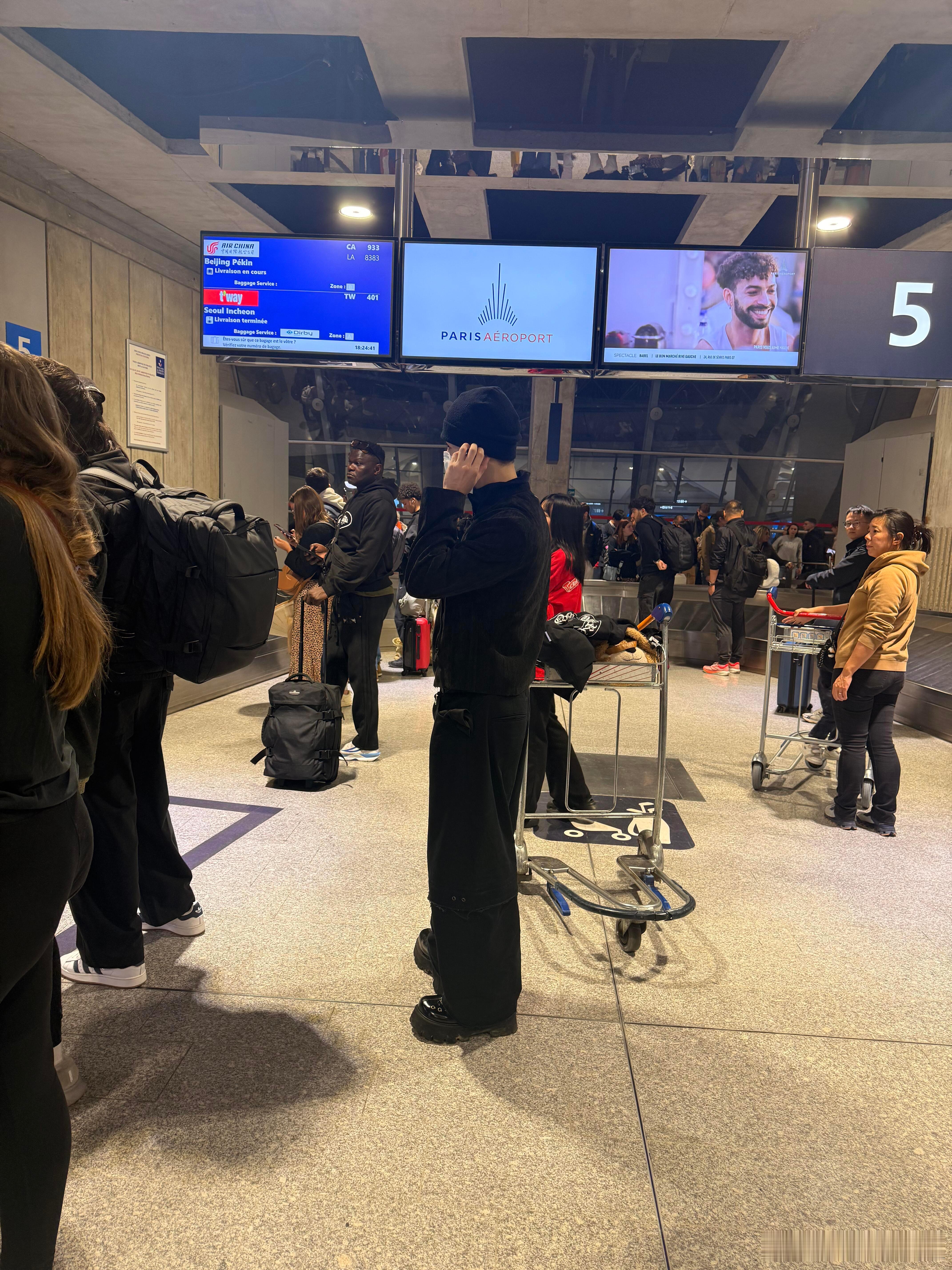 包的严实也能看出是帅哥一枚嘉到巴黎的第一天王嘉尔​​​