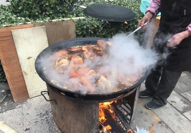 人为什么不能吃腐肉？一位60多岁的大厨告诉我：水煮沸温度可达100℃，能够杀死9