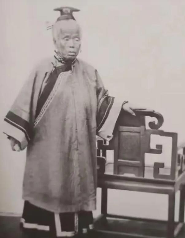 1868年，45岁的李鸿章看到母亲露在轿帘外的脚，忙低声说：“娘，你把脚往回收收