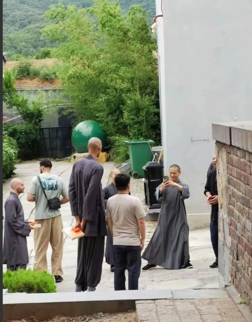 北京时间6月10日，文班亚马在少林寺的修行之旅进入第三天，这位可能是少林寺历史上