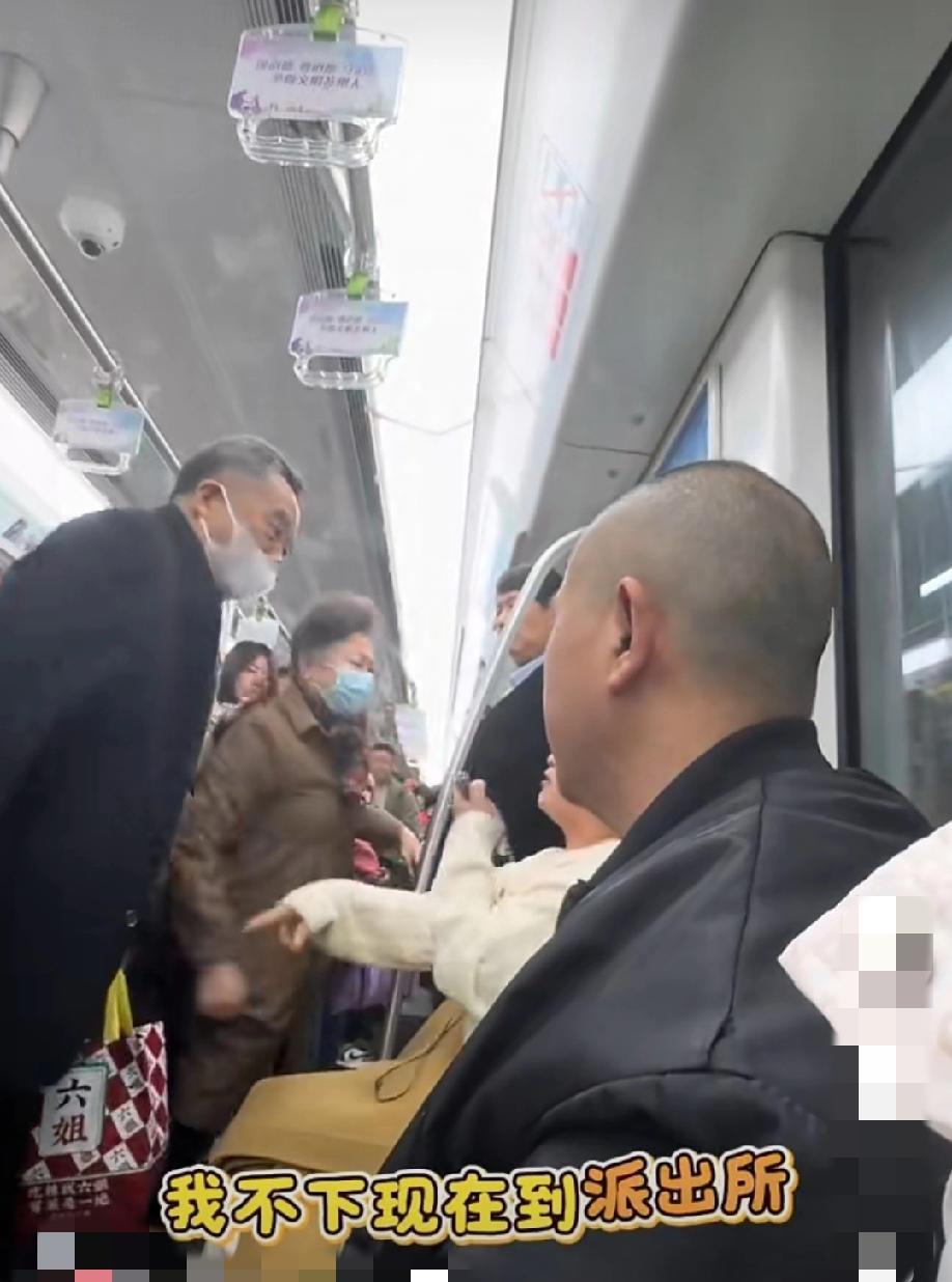 早上9点多的地铁上，刚上车的这对戴口罩的老夫妻，直接要求坐在座位上的女士给他们让