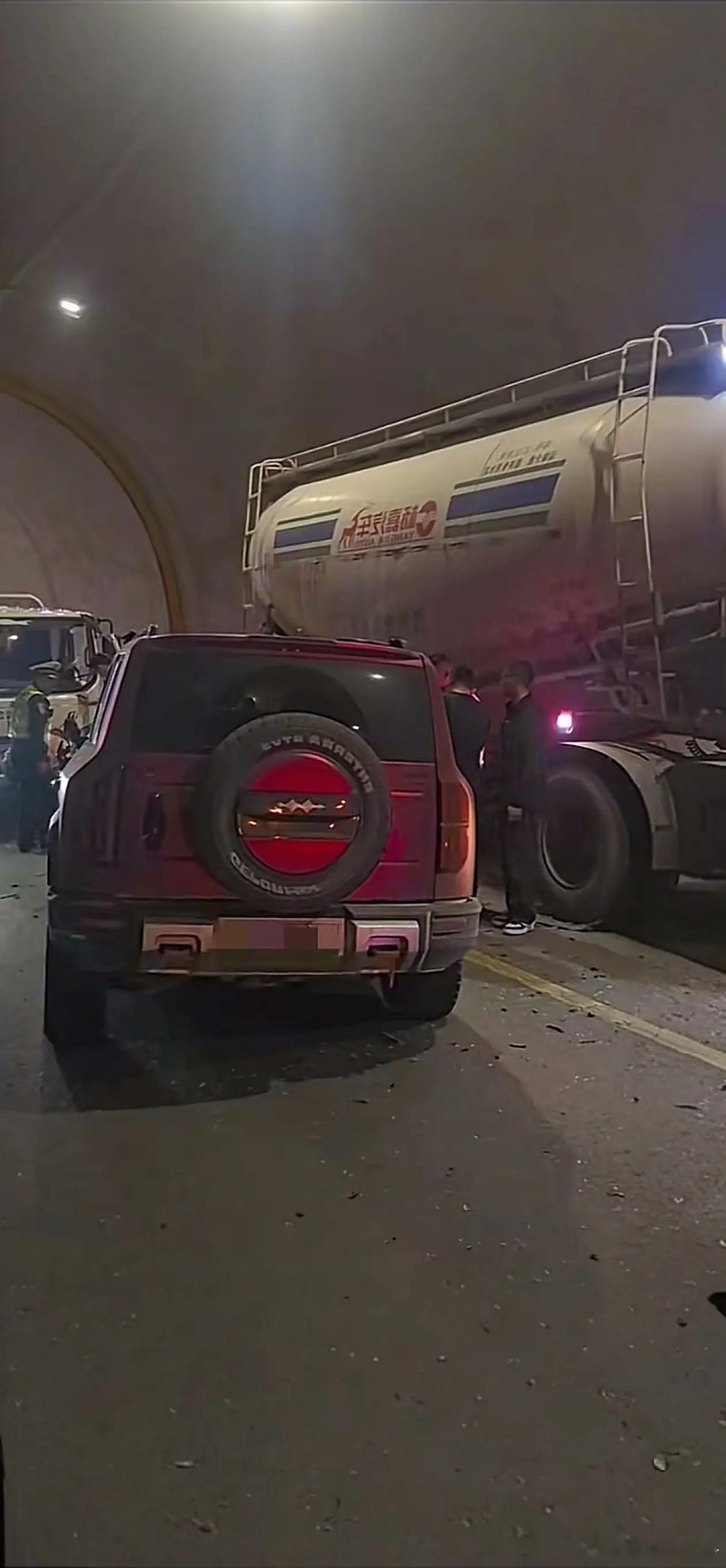 方程豹豹5：“那啥，你们宣传的撞东风大卡，现实中我已经帮你们测试了，它有点硬！”