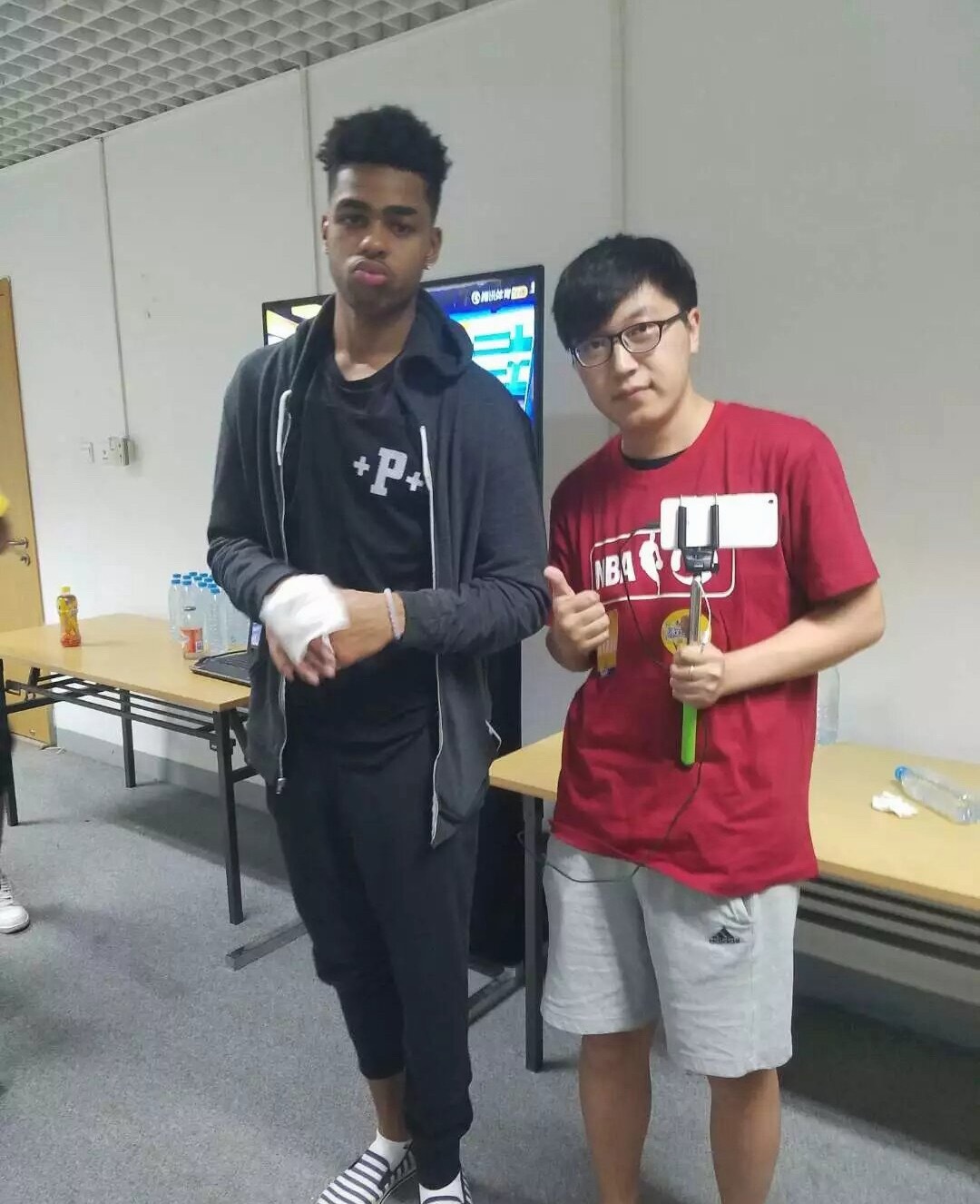 拉塞尔签约上海男篮十年前刚被湖人选中时候的合影[doge]上海三个外援了要开启