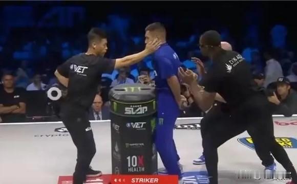 一巴掌下去，人倒了，眼废了，这叫比赛？这叫打“真人沙包”。武师“铁臂阿刚”正事不