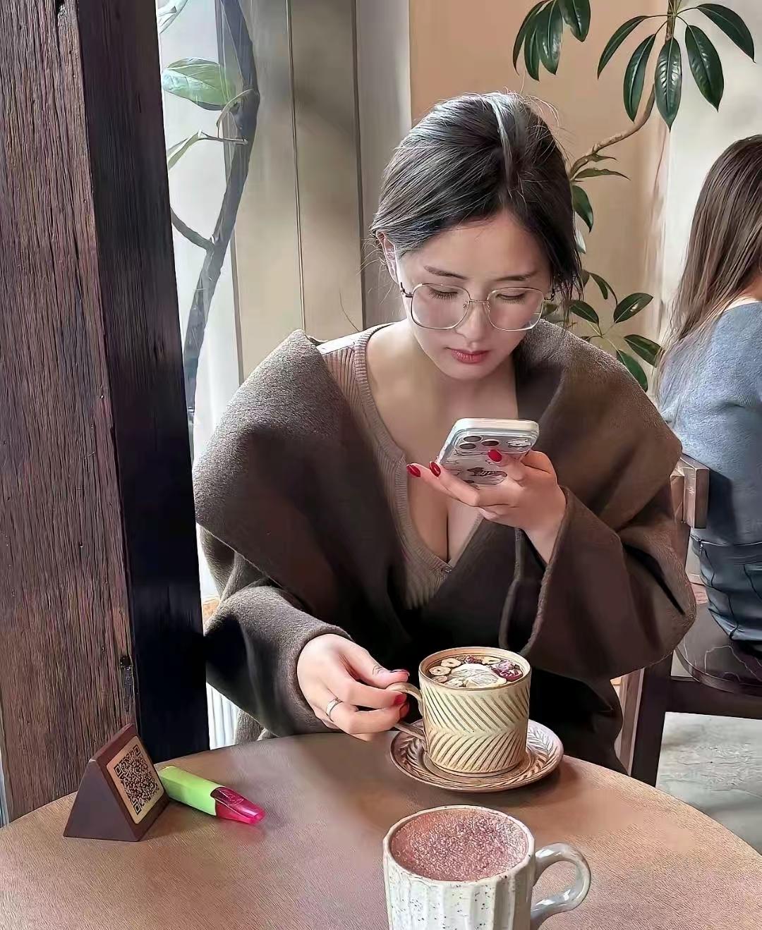 网友奔现，人一般，还有纹身，还有点近视，这算不算翻车了？我楼下张姐家的闺女