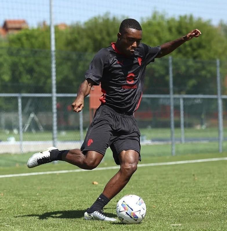 西多夫的儿子也开始在米兰踢球了[呲牙笑]这孩子肯定是西多夫的，不用做DNA[狗头