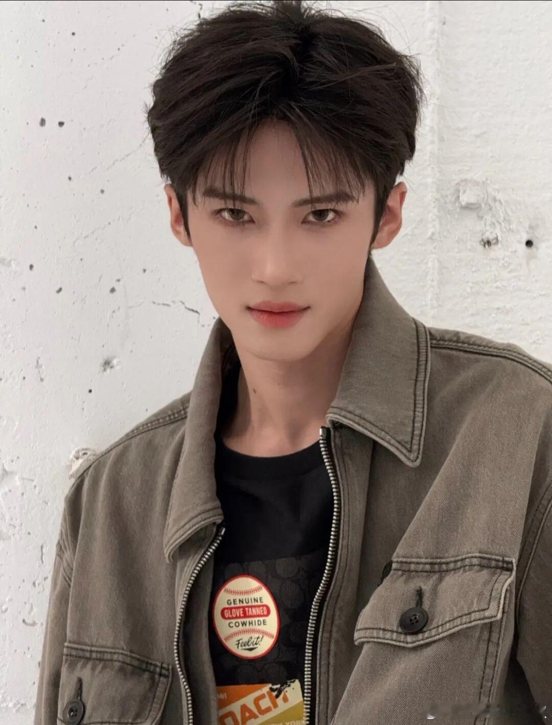 闫桉和田曦薇的嫁金钗快开了，他发展还算可以，势头上升中～