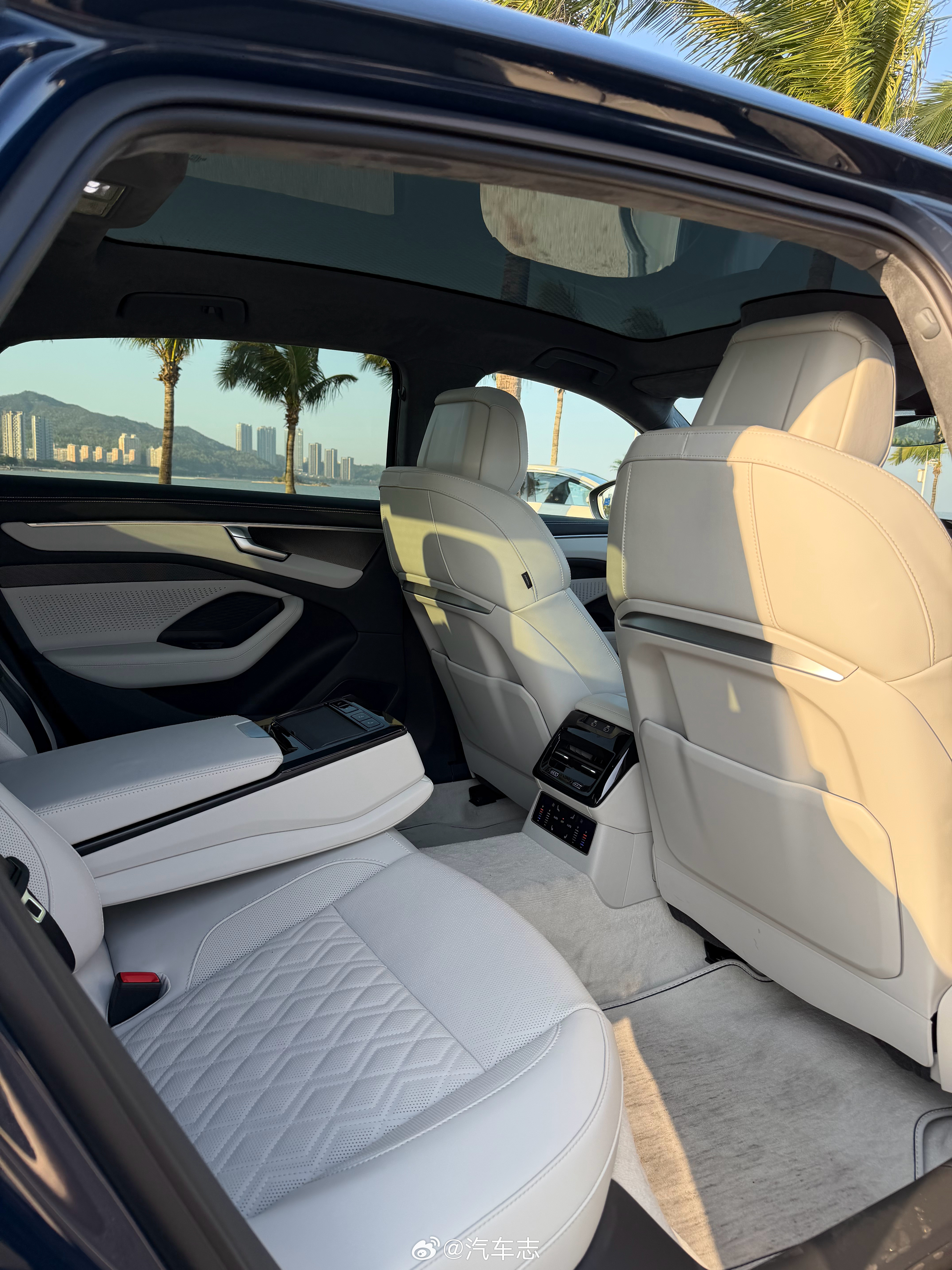 试全新一代C9奥迪A6L，3.0T满配版本。最大的感受是：它真的在变年轻。外观