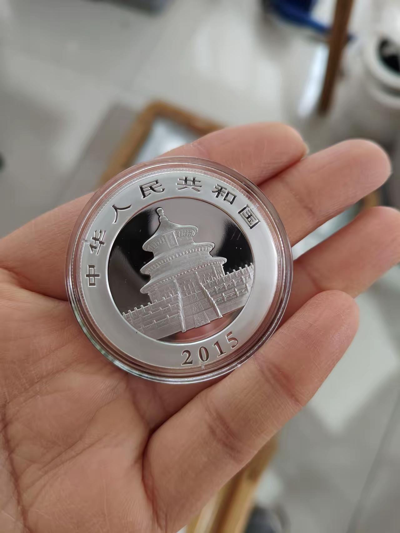 疯了疯了，白银涨疯了！当下银价高位，熊猫币还敢投资吗？12月27日白银价格