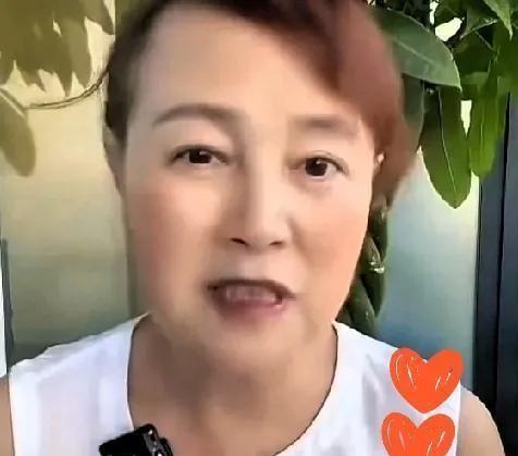 史晓燕最近可算捅了马蜂窝！她心疼闺蜜杜建英被议论，站出来喊话“三个孩子的妈妈该团