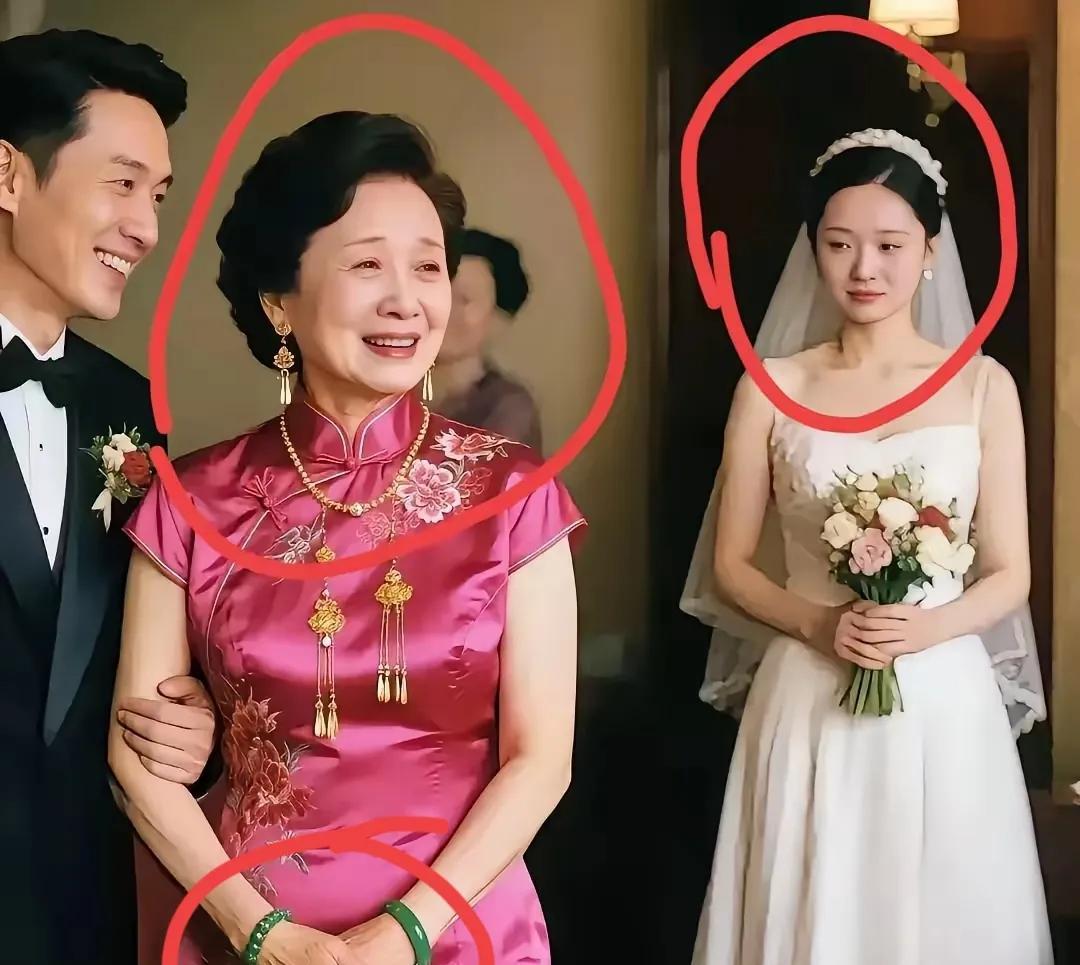 重庆婚礼“显眼包”婆婆火了！婆婆穿着红色刺绣旗袍，金光闪闪的流苏耳饰，硕大的金