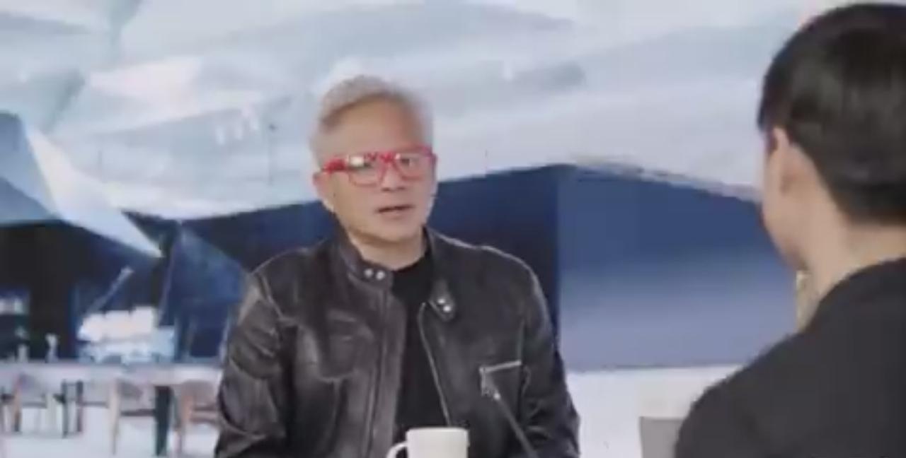 英伟达CEO黄仁勋接受访谈时说美国对华鹰派是“耻辱的象征”，并指责鹰派“摧毁了美