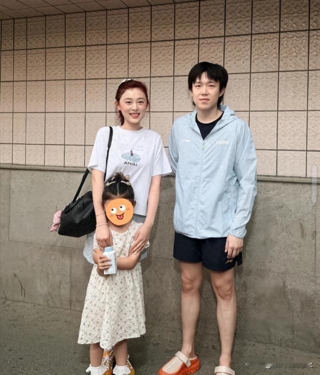 王楚钦这教养是真的好，跟师母合影双手背在身后站得板板正正，可一牵起教练家的小姑娘，整个人都温柔下来了